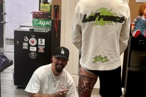 历时两天！纹身师晒拉梅洛-鲍尔左腿满印纹身！