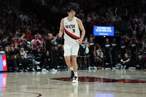 媒体人：今天杨瀚森站位很靠上 应该又是教练组在帮他做新的尝试
