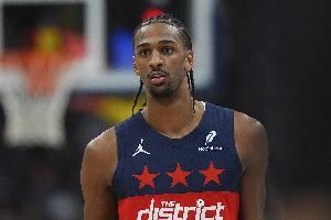 予取予求!萨尔半场14中8爆砍20分7板2断 三分3中2